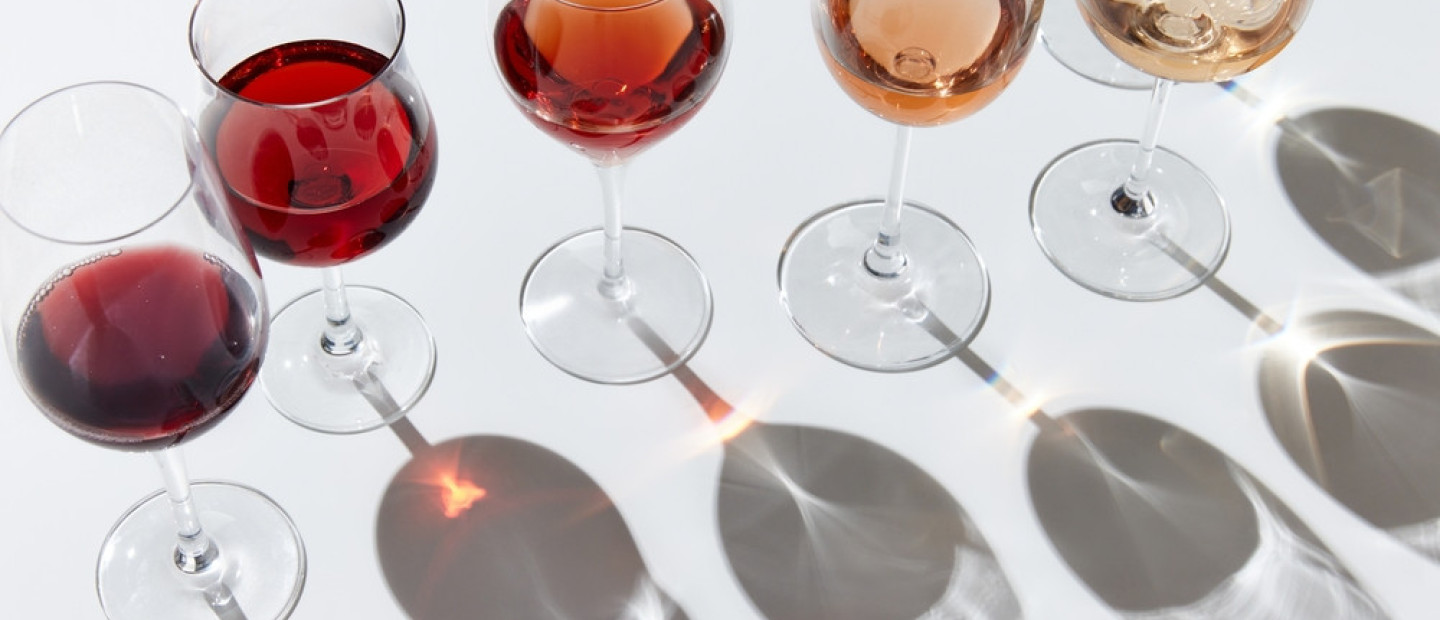 Παγκόσμια Ημέρα Ξινόμαυρου: Τι κάνει αυτή την ποικιλία τόσο ξεχωριστή και ποιοι είναι οι ιδανικοί τρόποι για να την απολαύσουμε;