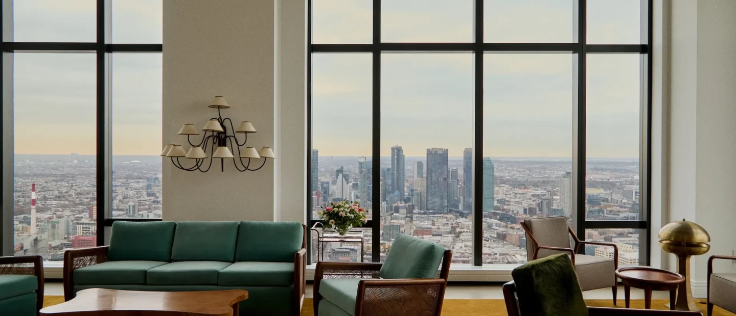 Μια εκπληκτική έκθεση που γιορτάζει τους διατλαντικούς δεσμούς του μοντερνισμού υψώνεται πάνω από το Μανχάταν