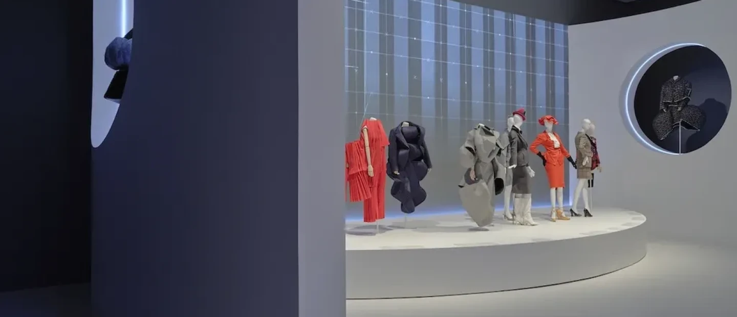 Westwood Kawakubo: Δύο θρύλοι της μόδας συναντιούνται σε μια μεγάλη έκθεση στη National Gallery of Victoria της Μελβούρνης