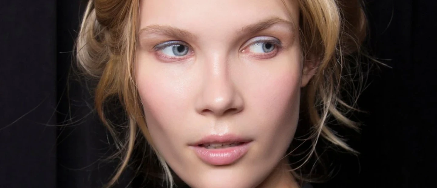 Η απρόσμενη απόχρωση mascara που αποτελεί το μυστικό για το πιο σαγηνευτικό βλέμμα