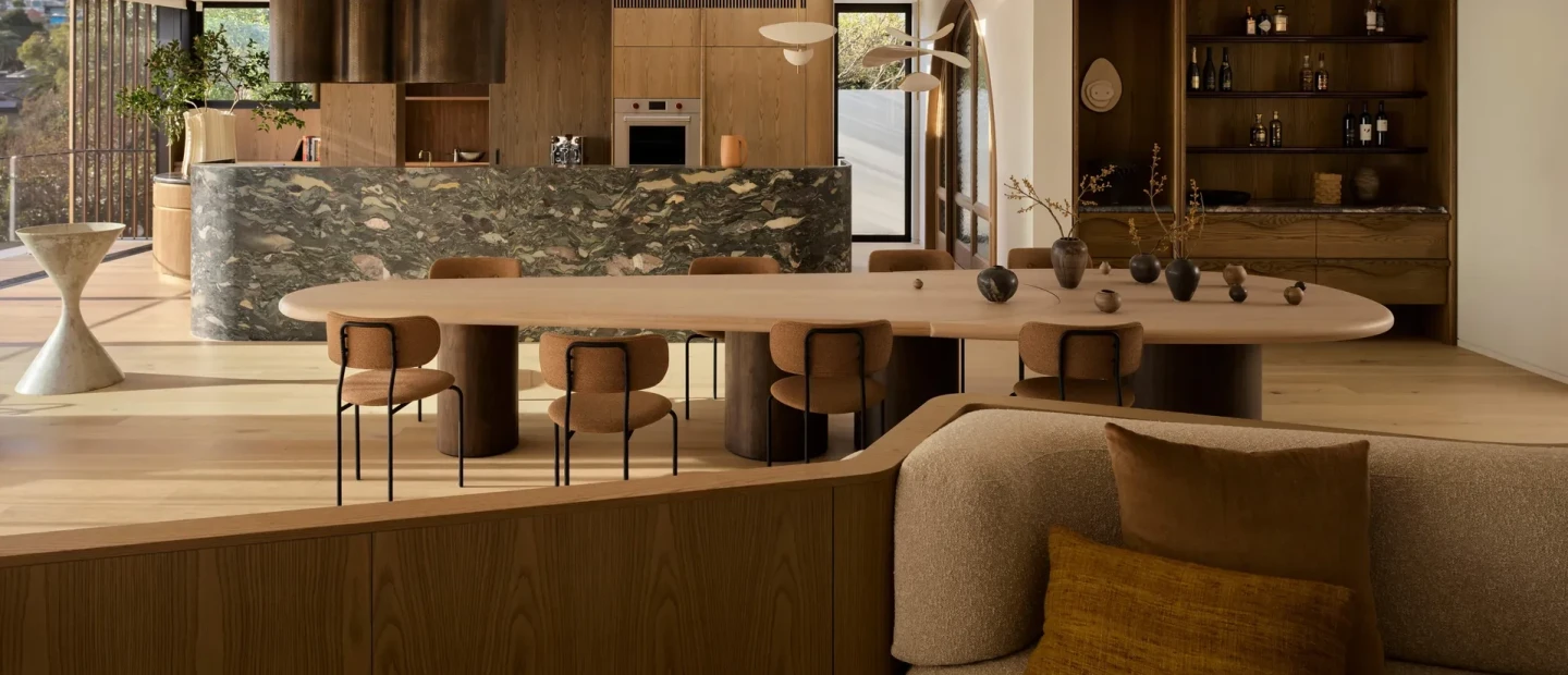 Μια κατοικία στο Σίδνεϊ από τη δεκαετία του '80 ισορροπεί μοναδικά ανάμεσα στη γαλήνια ατμόσφαιρα και τη vibrant αισθητική