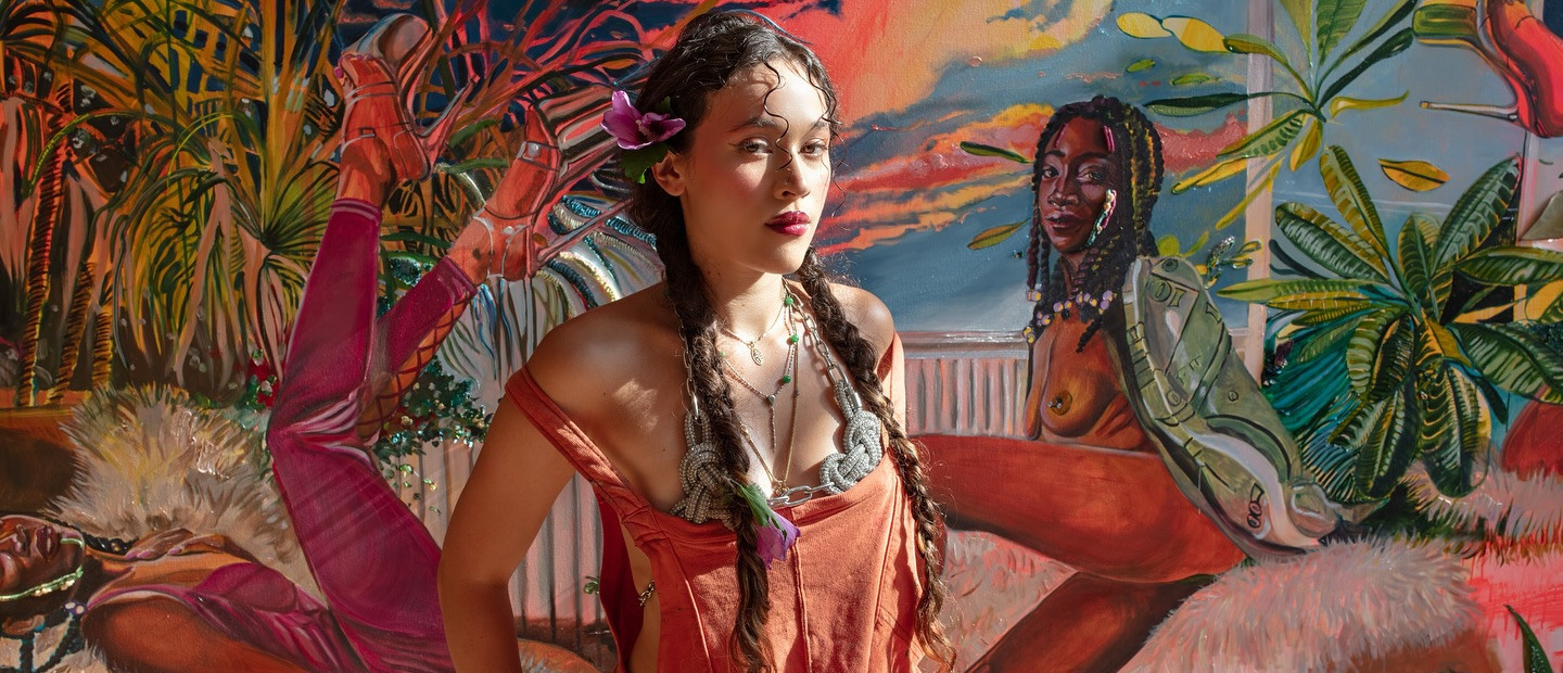 H εικαστικός Gisela McDaniel μιλά στο GLOW για την ιδιαίτερη Τέχνη της, με αφορμή την πρώτη της ατομική έκθεση στην Αθήνα με τίτλο “Pineptran Istreyas & Αχινός”