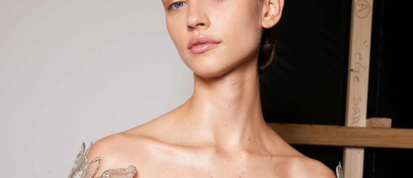 Golden Hour Makeup: Η νέα τάση στο μακιγιάζ που εγκρίνουν τα it-girls για τις γιορτινές εμφανίσεις σας 