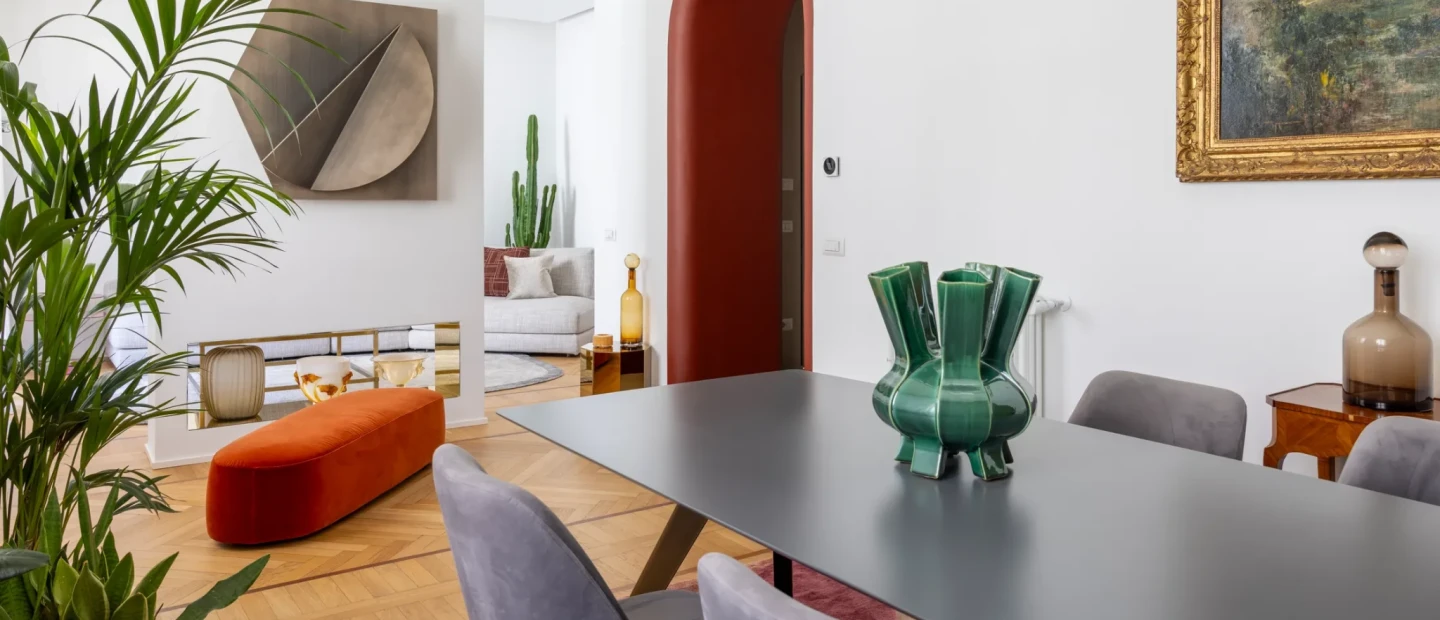 Ένα tailor-made διαμέρισμα στο Μιλάνο αποδεικνύει πως ο μινιμαλισμός μπορεί να είναι και πολύχρωμος