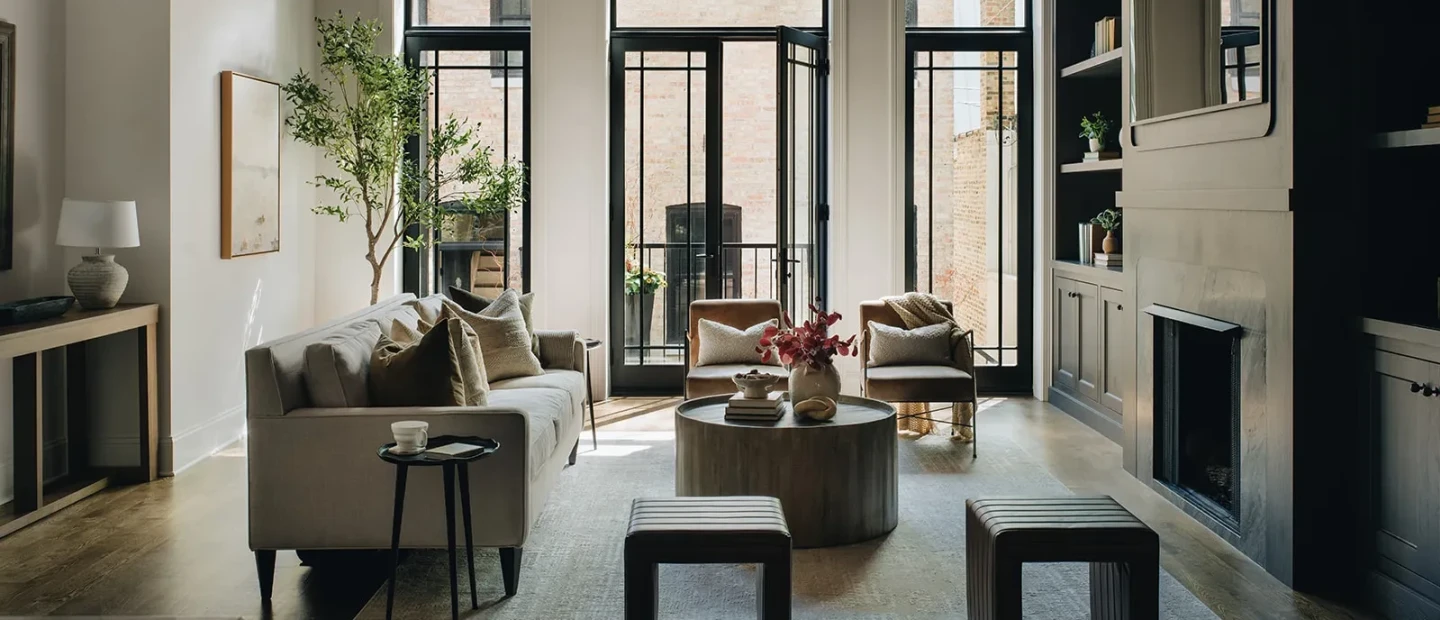 Ένα townhouse 150 ετών στο Σικάγο αποδεικνύει πόσο διαχρονικό είναι το λευκό και το μαύρο στη διακόσμηση