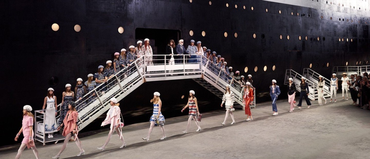 Γιατί λατρέψαμε το Cruise Fashion Show του οίκου Chanel