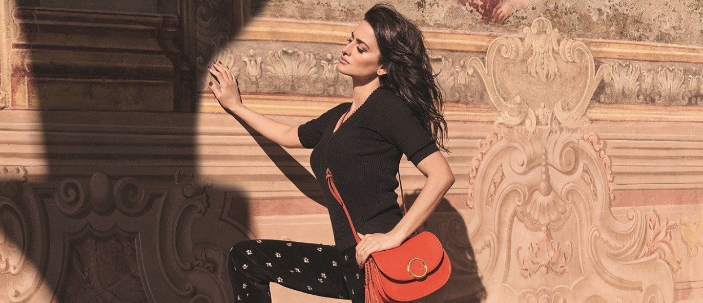 Η πανέμορφη Penelope Cruz ποζάρει με φόντο τη μαγευτική Νάπολη