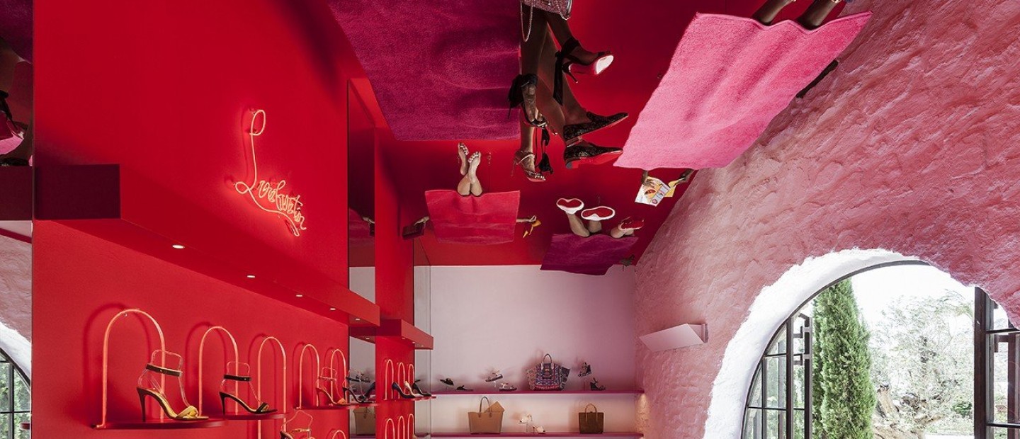 Αν βρεθείτε στο νέο pop up Louboutin store στη Μύκονο, κοιτάξτε ψηλά