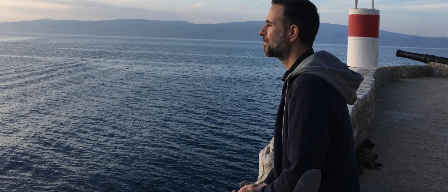 Ο συγγραφέας Χρήστος Δασκαλάκης μας ξεναγεί στη φθινοπωρινή Ύδρα