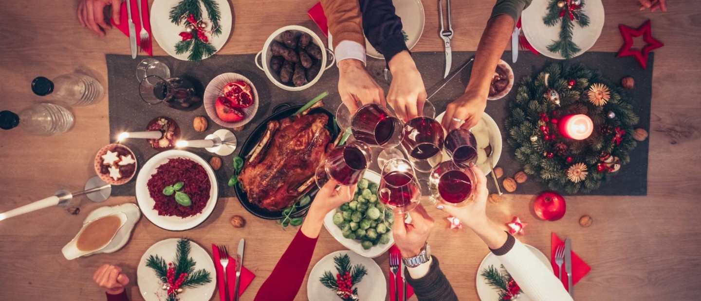 Γιορτινά τραπέζια: Πώς να μην πάρετε περιττά κιλά και τρόποι να αντιμετωπίστε το φούσκωμα