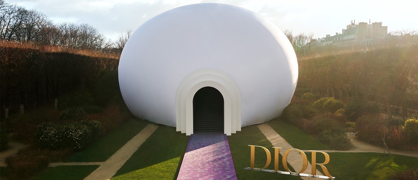 Dior Haute Couture 2020: Δείτε πώς μεταμόρφωσε το Musée Rodin η artist Judy Chicago για λογαριασμό του γαλλικού οίκου 