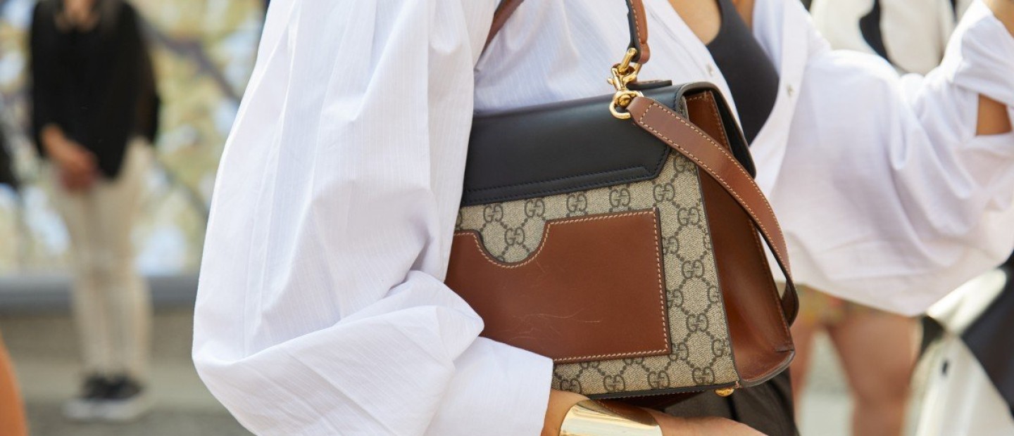 4 stylish & εύκολοι τρόποι για να αναδείξετε το λευκό σας πουκάμισο φέτος την άνοιξη