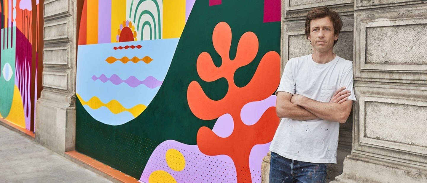 Ο καλλιτέχνης Lucky Left Hand χαρίζει τη «ζωντάνια» της τέχνης του στα Louis Vuitton headquarters του Παρισιού, αντλώντας έμπνευση από τη νέα κανονικότητα που επιβάλλει η πανδημία