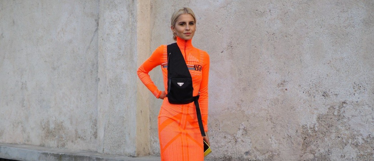 Bright orange: Πώς να υιοθετήσετε τη φωτεινή απόχρωση του ηλιοβασιλέματος στα σύνολά σας