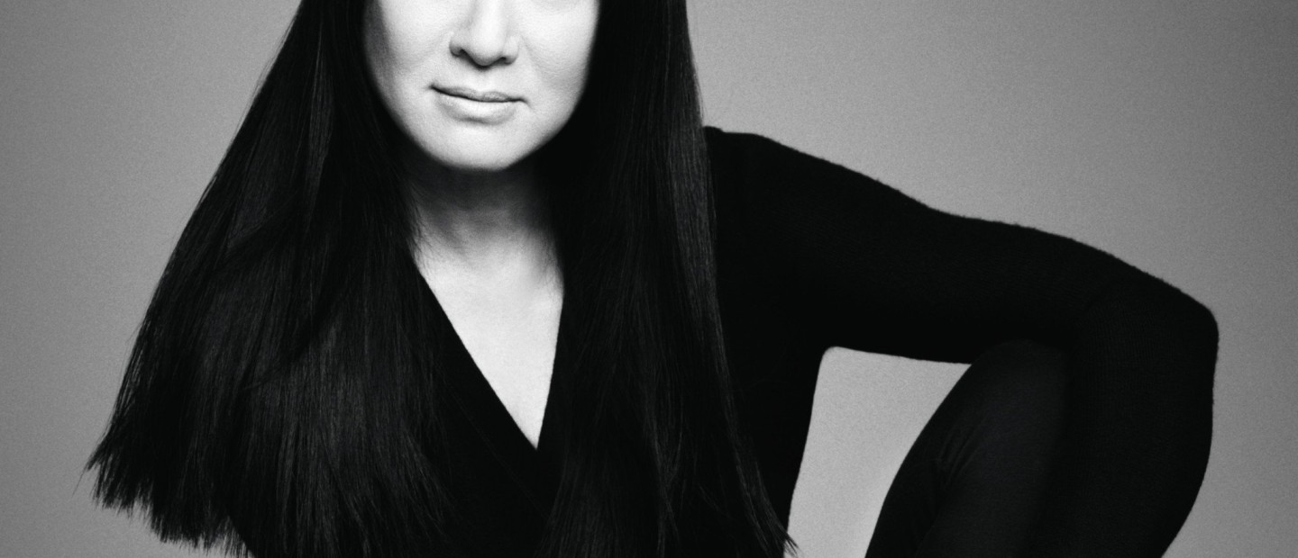 Vera Wang: Πώς στα 71 της χρόνια εντυπωσιάζει ακόμη με τις εμπνευσμένες δημιουργίες και την εμφάνισή της 