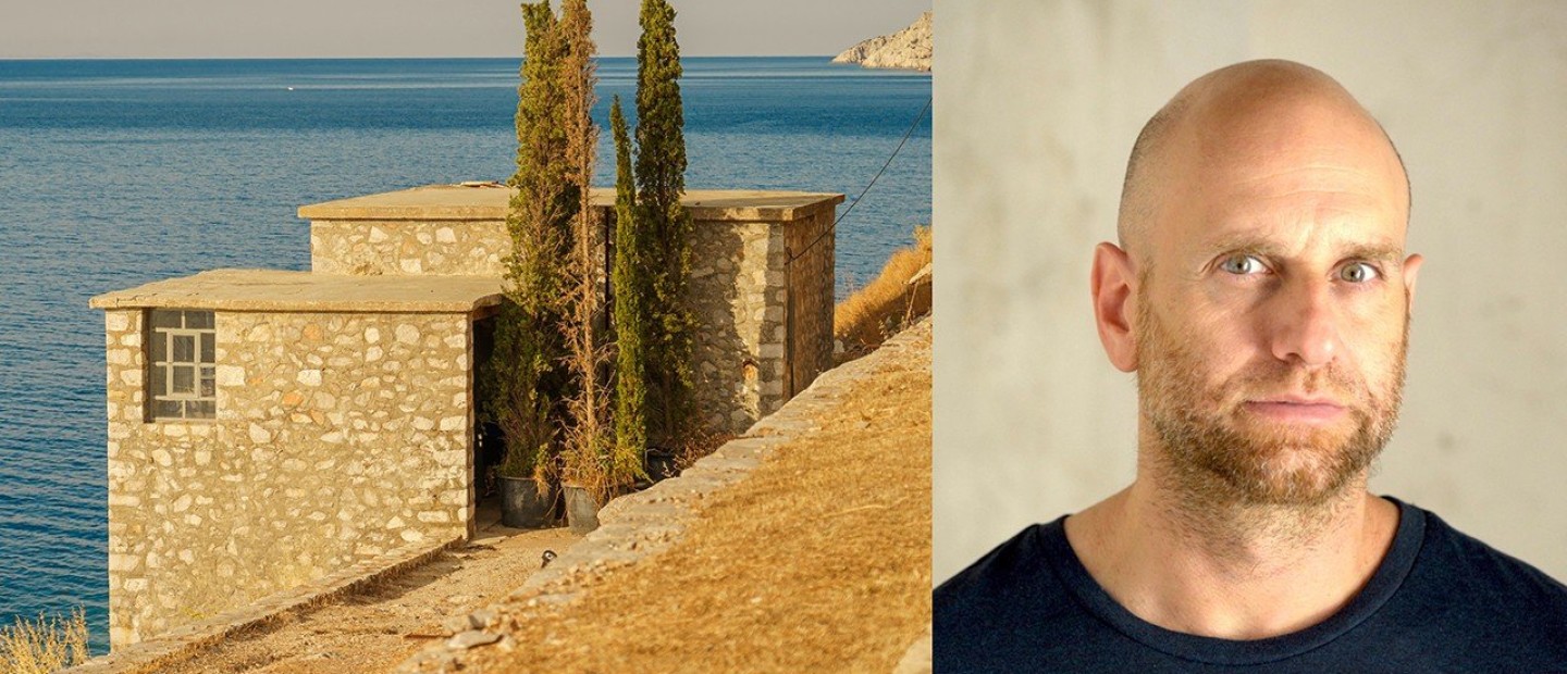 Ο Κωστής Βελώνης μιλάει για την έκθεση 199 στα Σφαγεία της Ύδρας και για την έννοια του εθνικισμού στην εποχή μας 