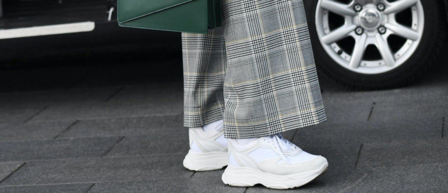 Τα λευκά sneakers που θα φοράμε all day long το φετινό φθινόπωρο 
