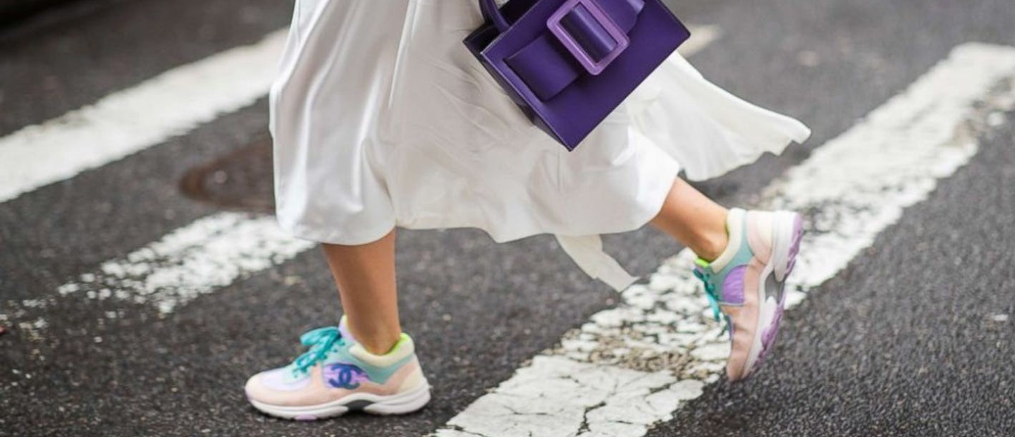 Τα πολύχρωμα sneakers που θα χαρίσουν μια παιχνιδιάρικη διάθεση στις φθινοπωρινές σας εμφανίσεις 