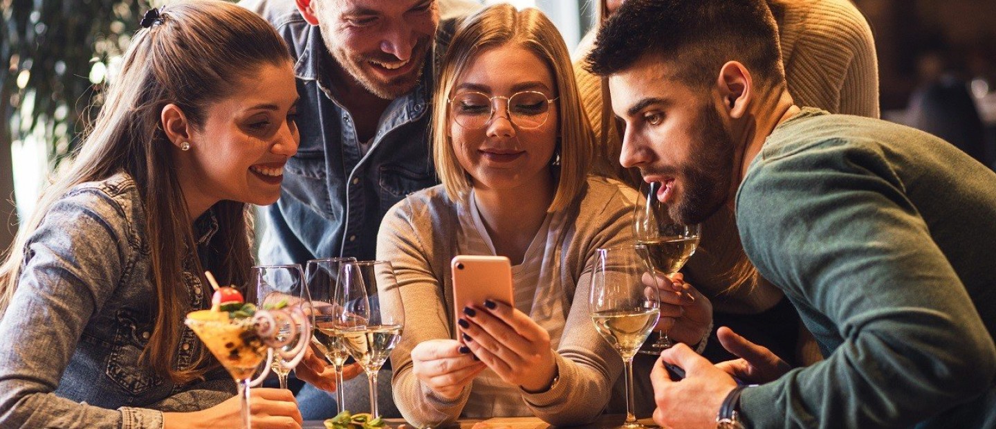 Κυριακάτικο brunch και κοκτέιλς delivery με μερικά κλικς τώρα στην πόρτα σου