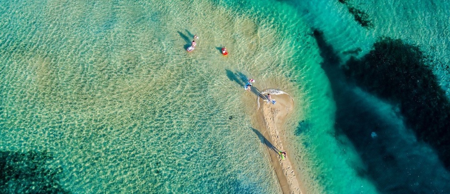 Vacay mode on: 7+1 παραλίες με εξωτική ομορφιά στην Χαλκιδική που πρέπει να επισκεφθείτε 