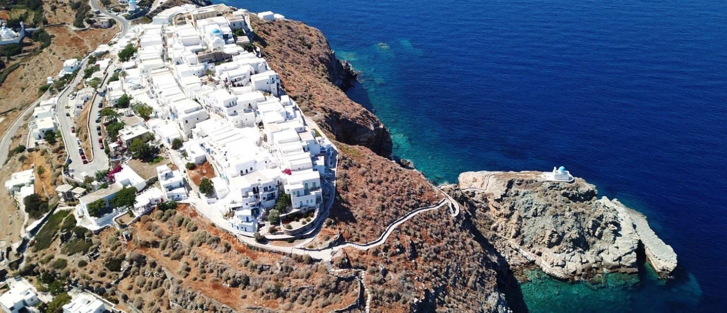 Γνωρίστε τον μικρό θησαυρό των Κυκλάδων με τις ειδυλλιακές παραλίες και τα μαγευτικά τοπία 