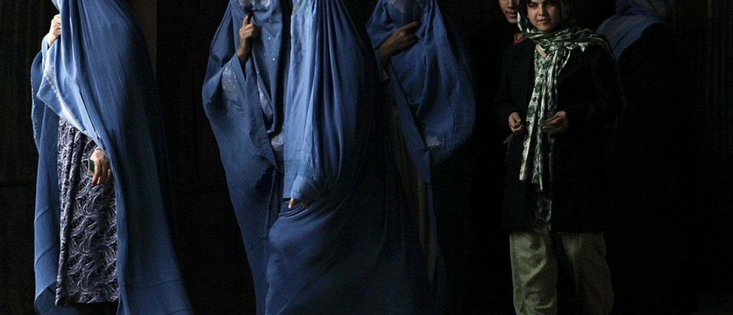 Ο εφιάλτης επιστρέφει: Οι φρικιαστικές μαρτυρίες των γυναικών στο Αφγανιστάν και το αληθινό πρόσωπο των Ταλιμπάν 