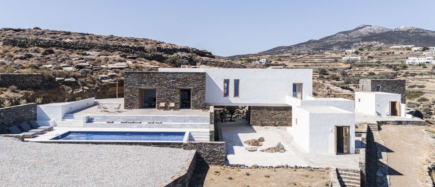 Ένα σύγχρονο κυκλαδίτικο καταφύγιο στη Σίφνο τιμά την παραδοσιακή αρχιτεκτονική