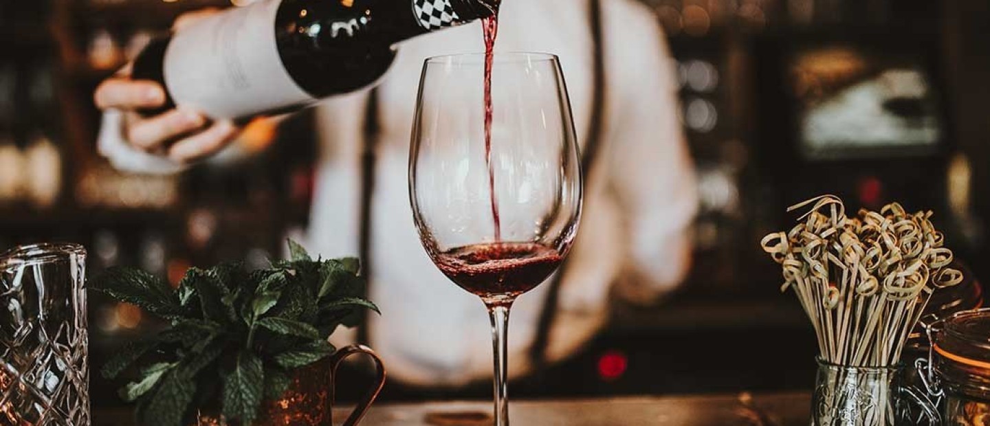 Τα 6 καλύτερα wine bars της Θεσσαλονίκης για τους λάτρεις του είδους 