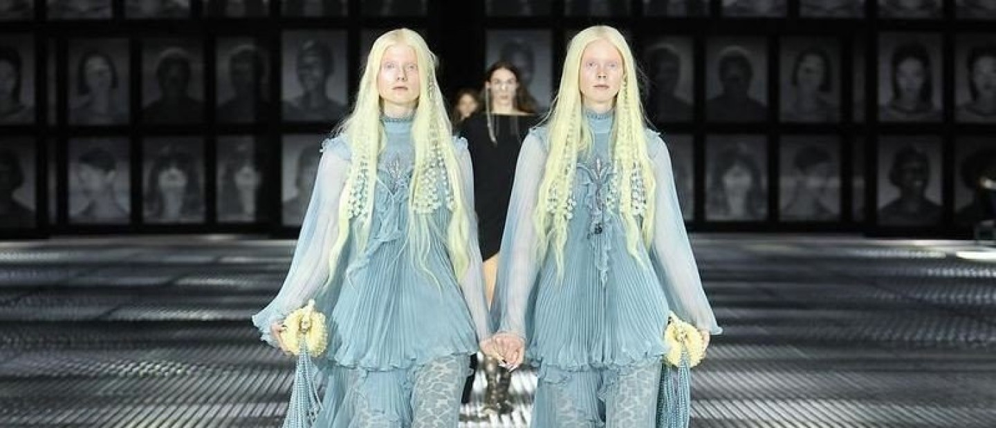 Gucci Twinsburg: Ο Alessandro Michele εξυμνεί τη μητέρα του και τη δίδυμη αδερφή της στο Μιλάνο 