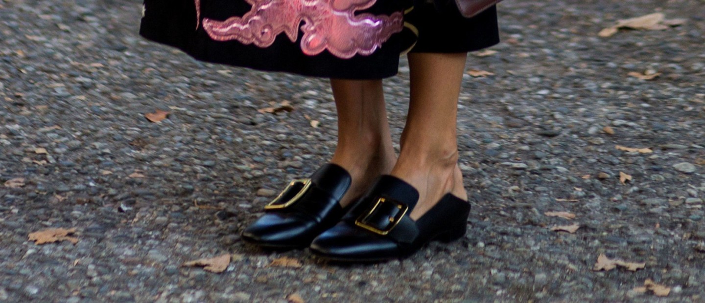 Tα flat shoes για να επιστρέψετε δυναμικά στα office looks 