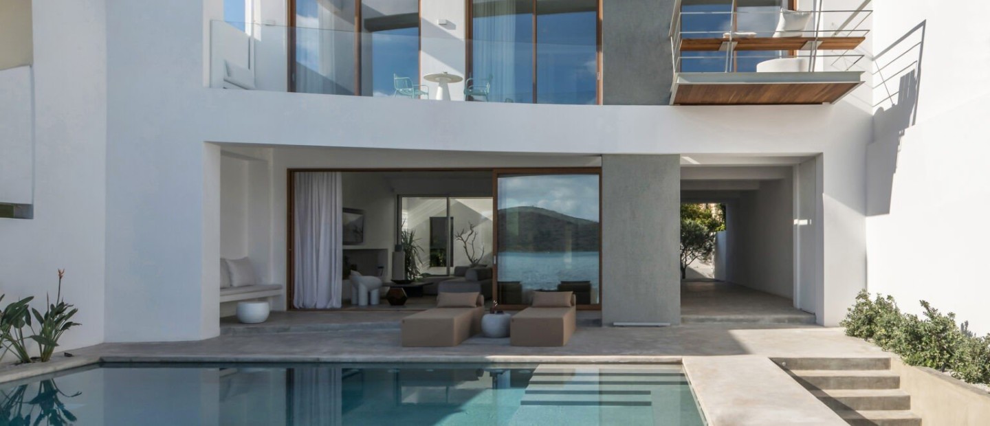H Villa Mimaze είναι μια ονειρεμένη κατοικία στην Ελούντα με έμπνευση από τον θαλασσινό αέρα