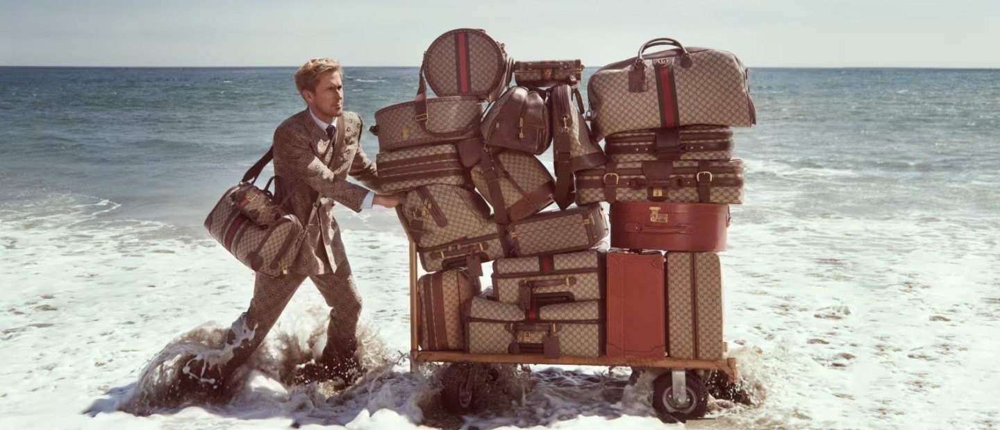 Ο Ryan Gosling πρωταγωνιστεί στη νέα καμπάνια των iconic suitcases του Gucci 