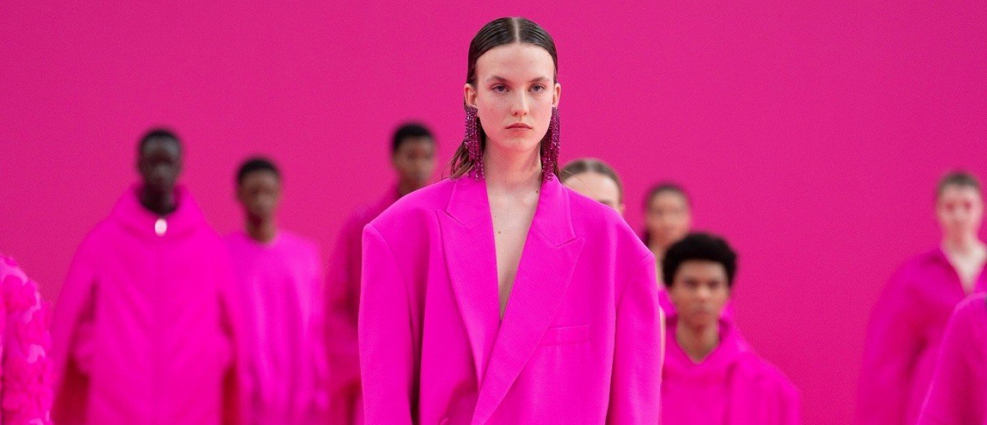 Hot pink: Φορέστε το διάσημο «χρώμα απελευθέρωσης» τον χειμώνα 