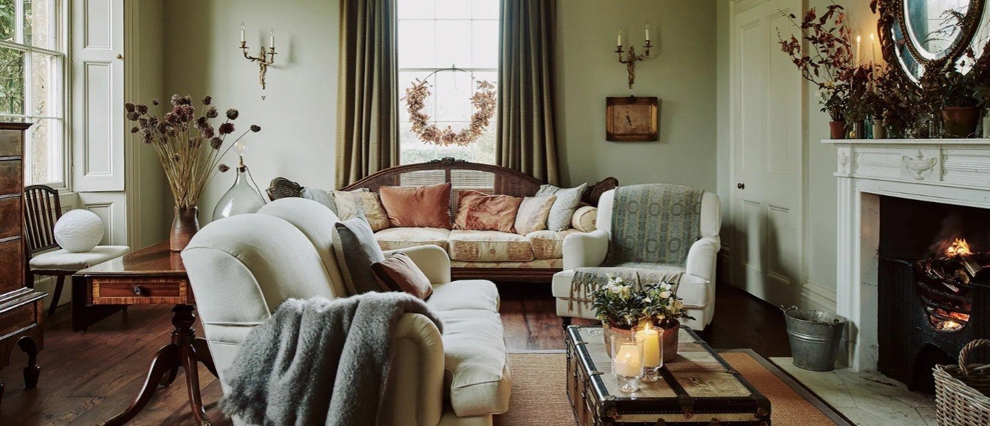 Περιηγηθείτε σε ένα βικτοριανό σπίτι που είναι διακοσμημένο κομψά για τα Χριστούγεννα