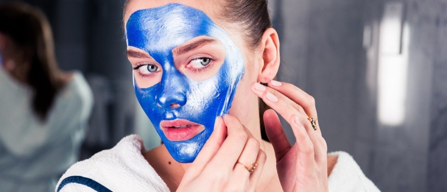 Αυτές οι 3 DIY μάσκες προσώπου υπόσχονται μεταξένια επιδερμίδα 