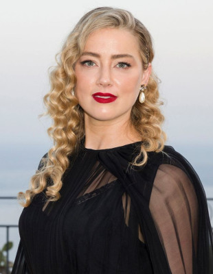 Η Amber Heard έφερε στον κόσμο δίδυμα στέλνοντας ένα ηχηρό μήνυμα για τη μητρότητα