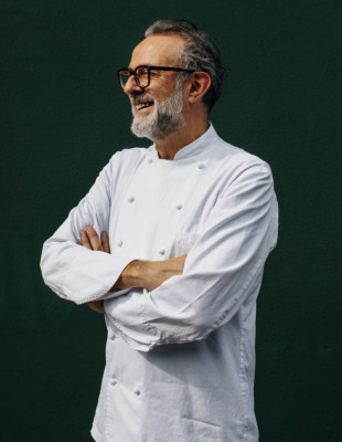Ο Massimo Bottura στη συνέντευξη της ζωής του  «Να θυμάστε πάντα από πού ξεκινήσατε. Μια μυρωδιά, μια οικογένεια. Αν ξέρεις ποιος είσαι, δεν χάνεσαι στον θόρυβο»