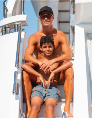 Ο Cristiano Ronaldo επέλεξε τη Χαλκιδική για τις διακοπές του - Ποιοι άλλοι celebrities βρέθηκαν στη χώρα μας αυτές τις ημέρες;