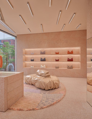 Μια inside ματιά στο νέο flagship store του οίκου Acne Studios στο Τόκιο όπου το ροζ είναι ο πρωταγωνιστής