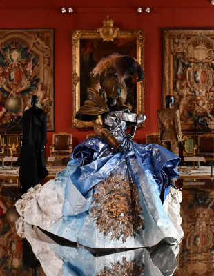 Louvre Couture: Το Μουσείο του Λούβρου κατέγραψε ρεκόρ επισκεψιμότητας στην πρώτη έκθεση Υψηλής Ραπτικής στην ιστορία του