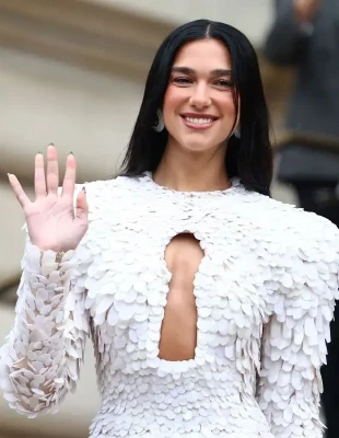 Μια ματιά στη ζωή της Dua Lipa πίσω από τις κάμερες και τα φώτα 
