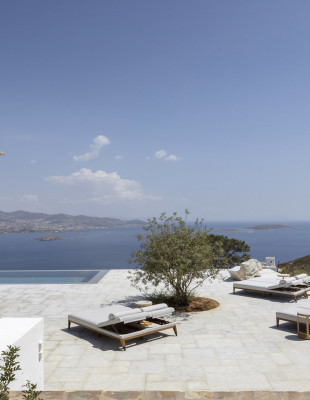 Ένα καταφύγιο στην Αντίπαρο μοιάζει να έχει ξεπηδήσει από το τοπίο γύρω του