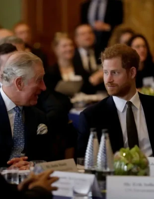 A Big Reunion: Ο Πρίγκιπας Harry συναντήθηκε με τον Βασιλιά Κάρολο για πρώτη φορά έπειτα από 19 μήνες