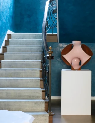 Ένα διαμέρισμα στο Σίδνεϊ που αντηχεί τη θέση του δίπλα στο νερό