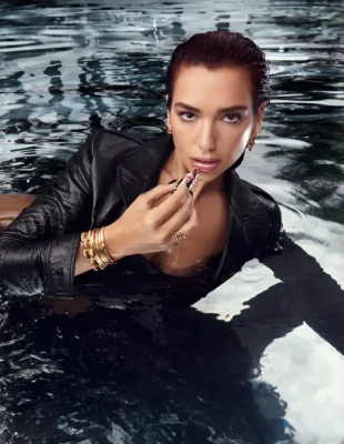 Ένα κραγιόν με γκλίτερ είναι το μοναδικό προϊόν που χρειάζεστε για το απόλυτο festive look