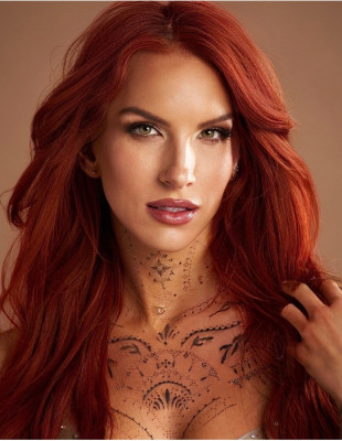 Το πάθος της μεταμόρφωσης: Η Ελληνοκαναδή καλλιτέχνιδα Johanna Stavrakaki μάς συστήνει το πολύχρωμο σύμπαν της