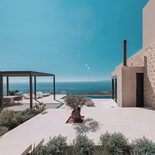Το 'Fallen Tower House' αποτελεί μια σύγχρονη ερμηνεία της μανιάτικης αρχιτεκτονικής