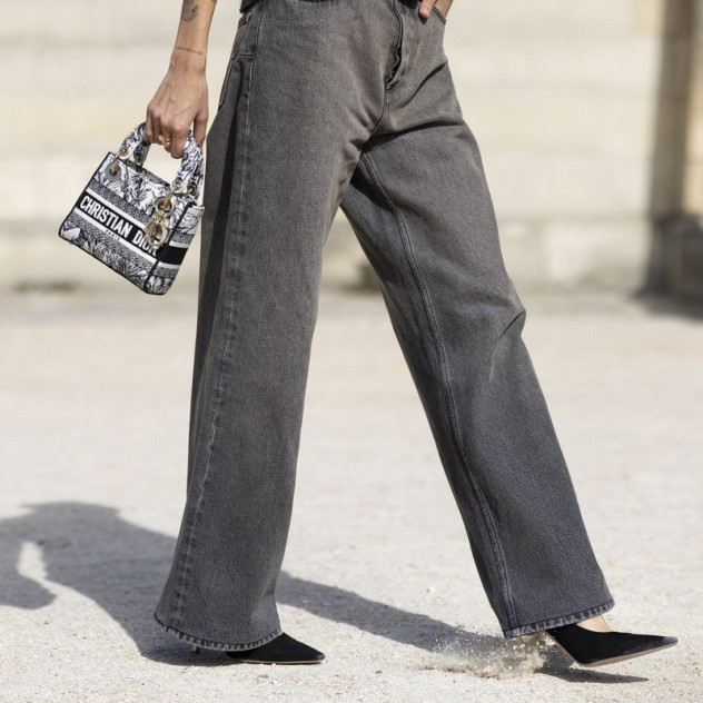 Τα denim pants που θα μετατραπούν στην καθημερινή μας επιλογή τη μεταβατική περίοδο