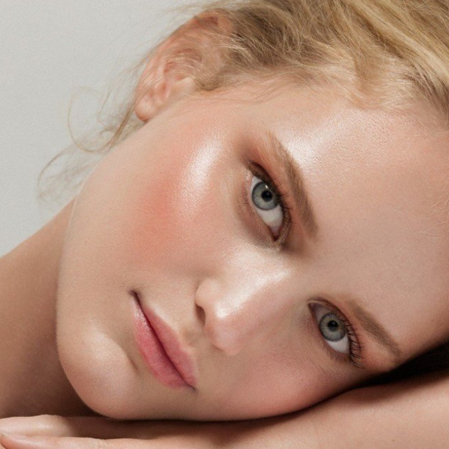 Τα top rated highlighters για να διατηρήσετε το φυσικό summer glow σας και τη νέα σεζόν 