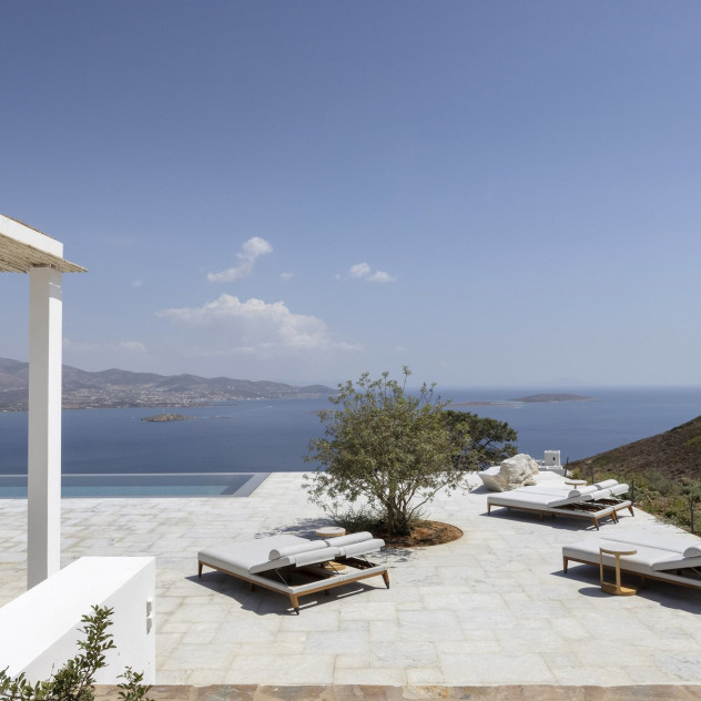 Ένα καταφύγιο στην Αντίπαρο μοιάζει να έχει ξεπηδήσει από το τοπίο γύρω του